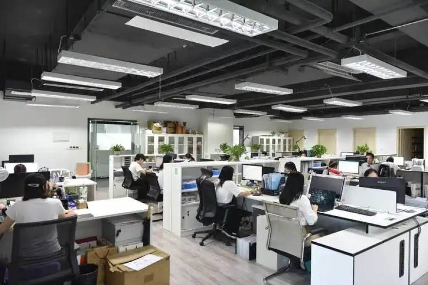 爱看球体育资讯平台首页轮播：足球与篮球赛事数据总览